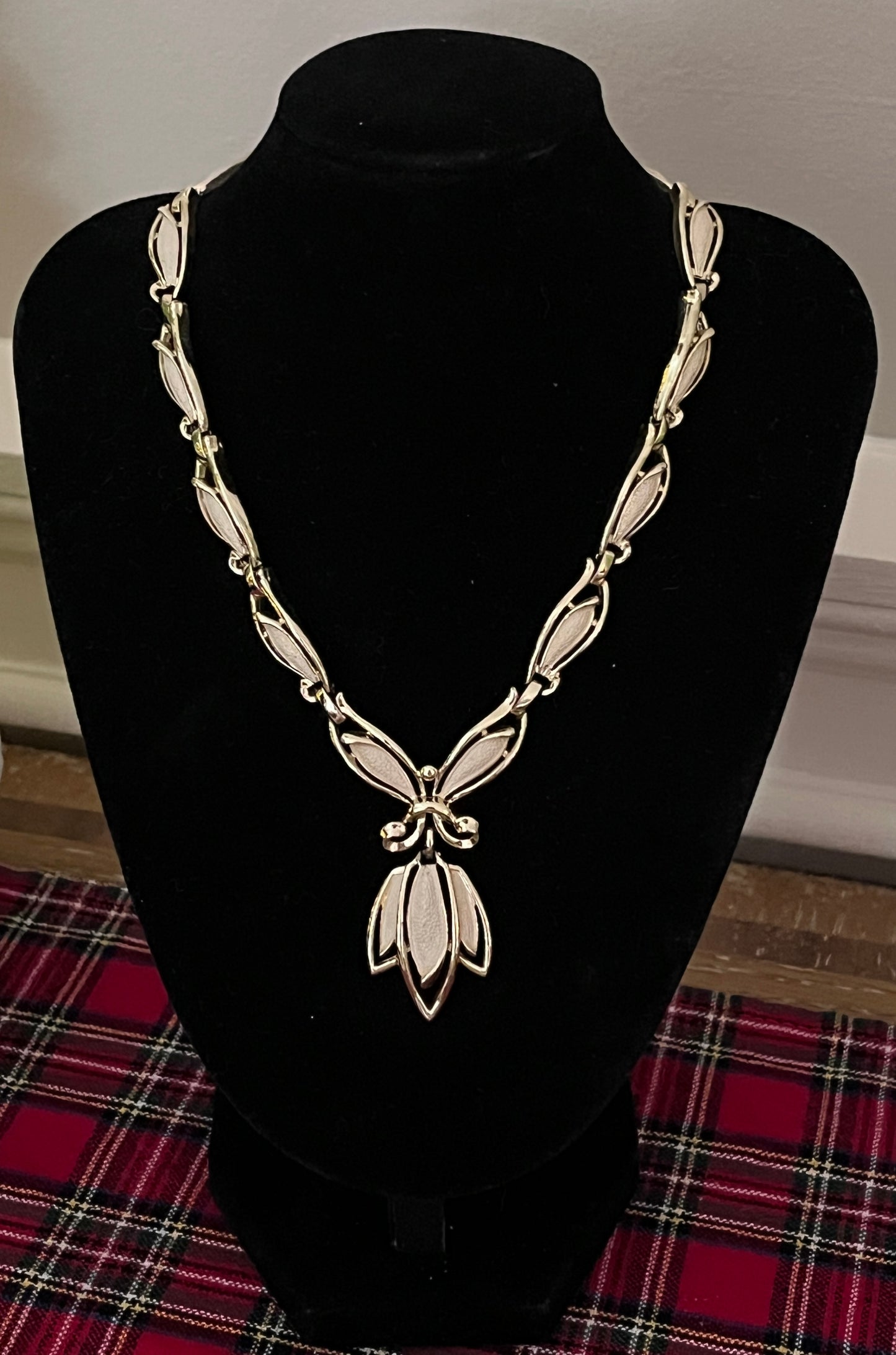 Sarah Coventry Gold Tone & White Enamel Tulip Flower Necklace